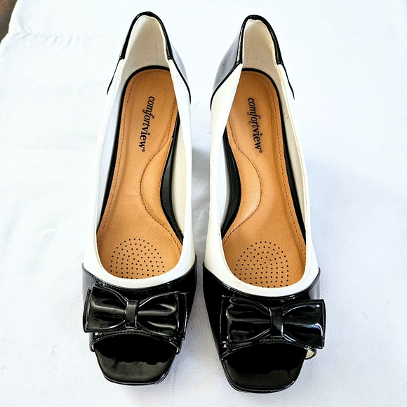 EUC Comfortview Classic B&W Vintage Oxford-style Peep Toe Pumps w/ Bow 9.5 Wide - Picture 2 of 15